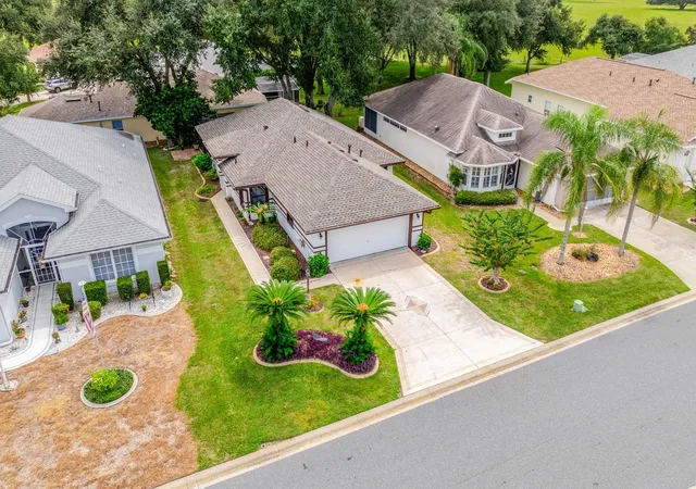 Photo 2 of Single family home for sale at 21212 Royal St Georges Ln, Leesburg, FL 34748 | MLS# O6443197 | Listing updated on 2026-10-03