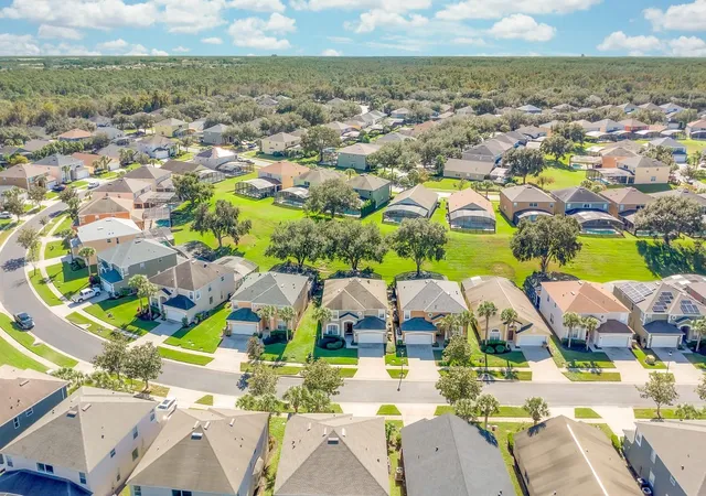 Photo 4 of Single family home for sale at 2752 Lido Key Dr, Kissimmee, FL 34747 | MLS# S5157921 | Listing updated on 2026-09-21