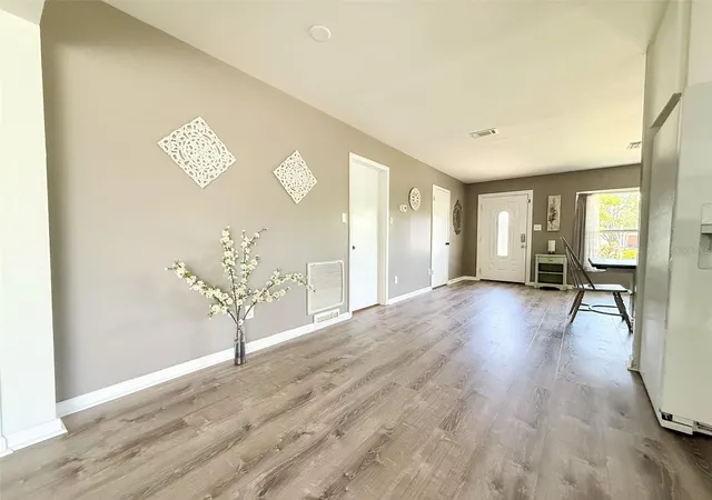 Photo 2 of Single family home for sale at 102 Glen Ridge Ave, Temple Terrace, FL 33617 | MLS# TB8550198 | Listing updated on 2026-10-03