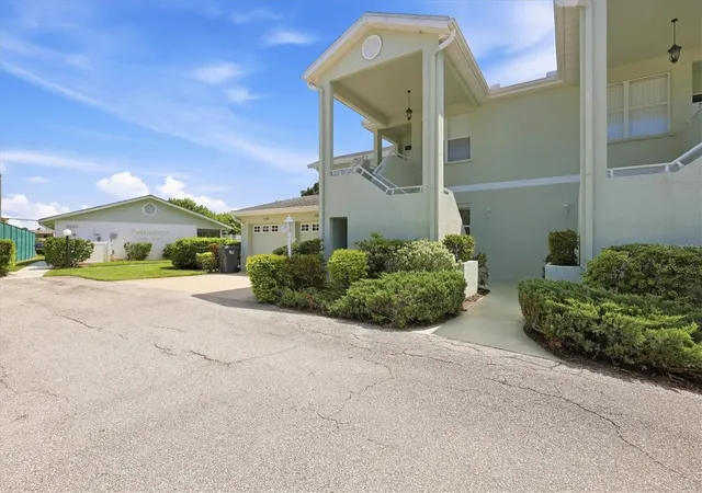 Photo 3 of Condo for sale at 5056 Oak Run Dr, Sarasota, FL 34243 | MLS# A4706712 | Listing updated on 2026-09-22