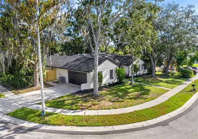 Photo 2 of Single family home for sale at 136 Glendale Dr, Longwood, FL 32750 | MLS# O6443307 | Listing updated on 2026-10-06