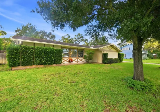 Photo 2 of Single family home for sale at 1514 Oakadia Dr W, Clearwater, FL 33764 | MLS# TB8550301 | Listing updated on 2026-09-22