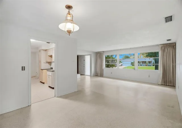 Photo 4 of Single family home for sale at 1514 Oakadia Dr W, Clearwater, FL 33764 | MLS# TB8550301 | Listing updated on 2026-09-22