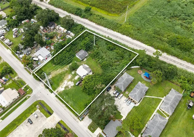 Photo 3 of Single family home for sale at 2305 Mango Ave, Sarasota, FL 34234 | MLS# A4706720 | Listing updated on 2026-09-23