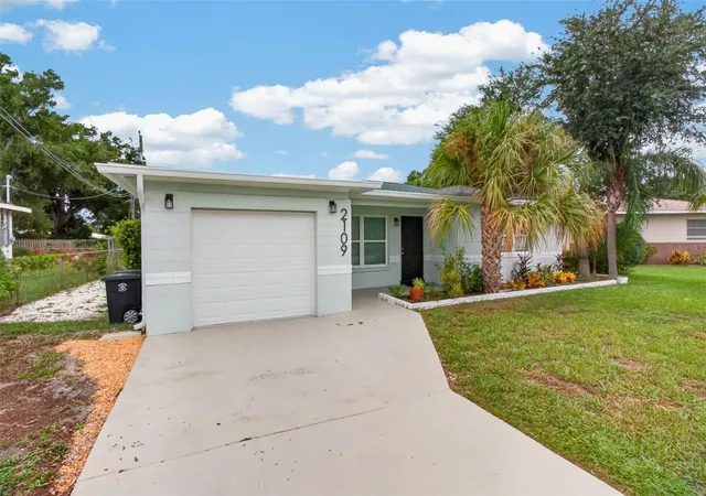 Photo 3 of Single family home for sale at 2109 58th Street S, Gulfport, FL 33707 | MLS# TB8550332 | Listing updated on 2026-10-07