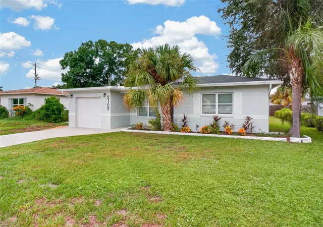 Photo 4 of Single family home for sale at 2109 58th Street S, Gulfport, FL 33707 | MLS# TB8550332 | Listing updated on 2026-10-07
