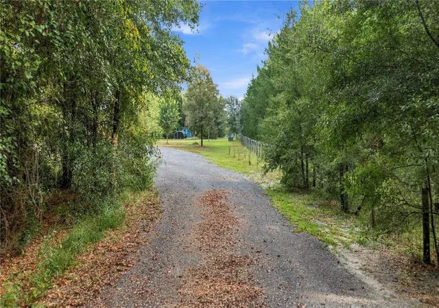 Photo 4 of Manufactured home for sale at 20051 E Levy St, Williston, FL 32696 | MLS# OM732584 | Listing updated on 2026-10-06