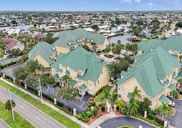 Photo 3 of Townhouse for sale at 6301 Sunset Bay Cir, Apollo Beach, FL 33572 | MLS# TB8550346 | Listing updated on 2026-10-07