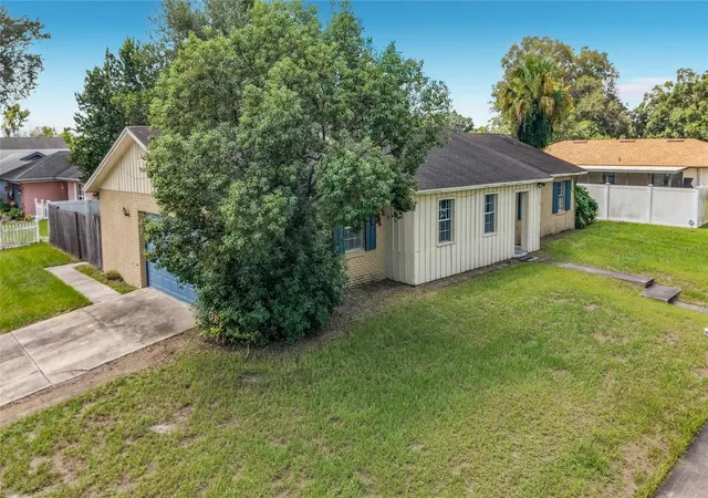 Photo 4 of Single family home for sale at 5310 Nadine St, Orlando, FL 32807 | MLS# O6443356 | Listing updated on 2026-09-27