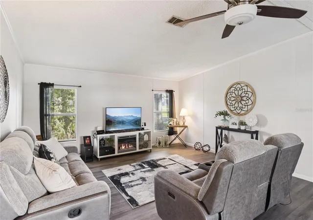 Photo 3 of Manufactured home for sale at 5707 E Lake Fox Dr, Winter Haven, FL 33884 | MLS# P4939940 | Listing updated on 2026-09-28