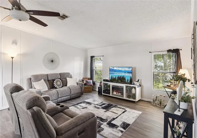 Photo 4 of Manufactured home for sale at 5707 E Lake Fox Dr, Winter Haven, FL 33884 | MLS# P4939940 | Listing updated on 2026-09-28