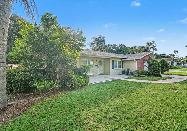 Photo 3 of Sale Pending at 624 Fitzwalter Dr, Winter Park, FL 32792 | MLS# O6443363 | Listing updated on 2026-09-25