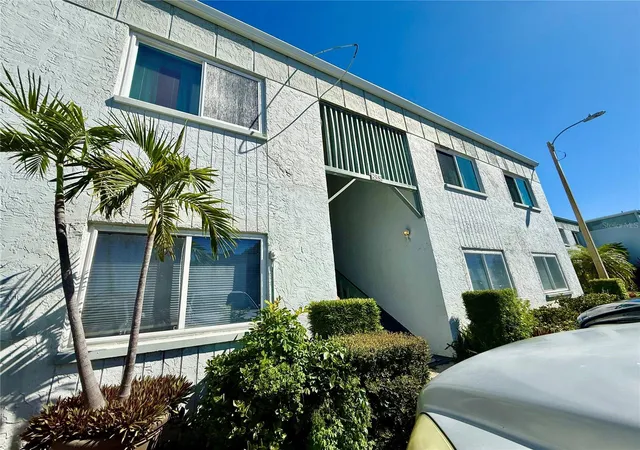 Listing Photo 1 - Condo for sale in building located at 835 N Keene Rd, CLEARWATER, FL 33755 - Unit #W23