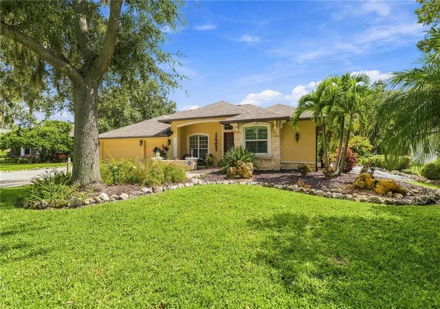Photo 2 of Single family home for sale at 127 Ml Run E, Bradenton, FL 34212 | MLS# A4706732 | Listing updated on 2026-09-20