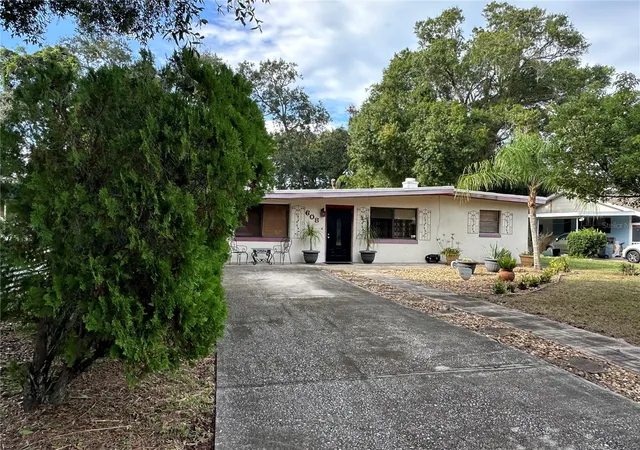 Photo 3 of Sale Pending at 608 Dixie Ln, South Daytona, FL 32119 | MLS# O6443390 | Listing updated on 2026-10-08