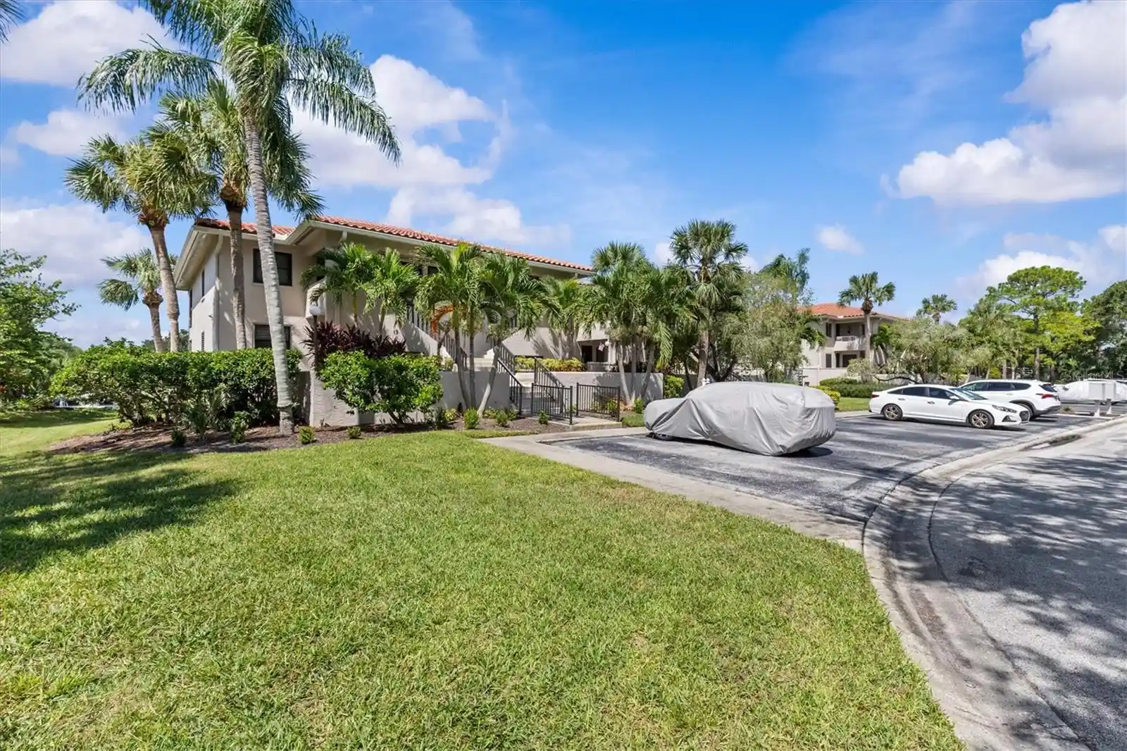Listing Photo 2 - Condo for sale in 1801 Mariner Dr located at 1801 Mariner Dr, TARPON SPRINGS, FL 34689 - Unit #13