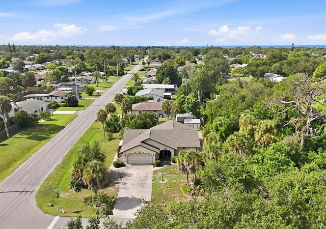 Photo 3 of Single family home for sale at 3280 Siesta Dr, Venice, FL 34293 | MLS# A4706747 | Listing updated on 2026-09-24
