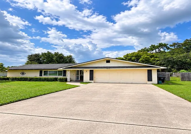 Single family home for sale at 9 Winterset Dr, WINTER HAVEN, FL 33884 | MLS# S5157963