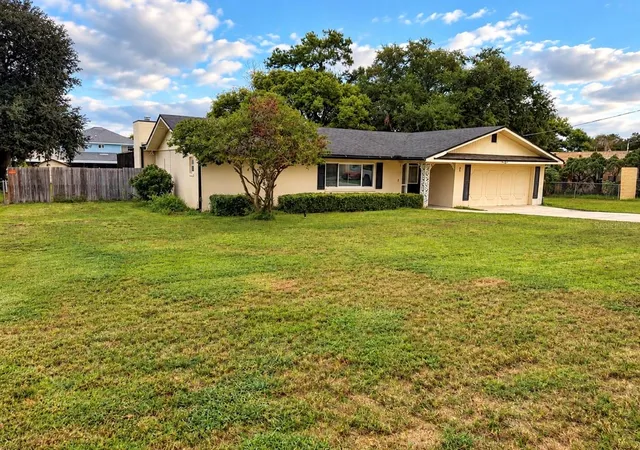 Photo 2 of Single family home for sale at 9 Winterset Dr, Winter Haven, FL 33884 | MLS# S5157963 | Listing updated on 2026-10-10