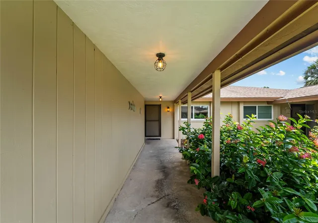 Photo 2 of House for sale at 7113 Bright Crk Dr #100, Sarasota, FL 34231 | MLS# A4706752 | Listing updated on 2026-09-24