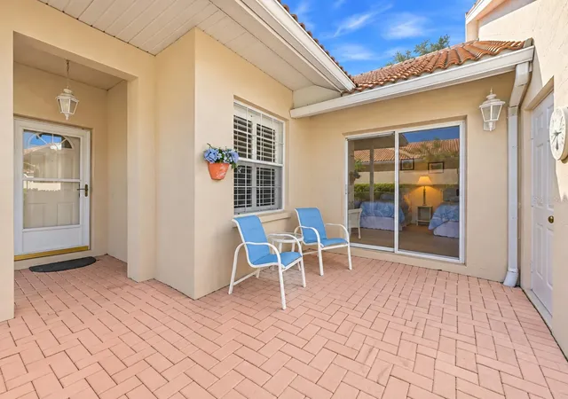 Photo 4 of House for sale at 1273 Berkshire Cir, Venice, FL 34292 | MLS# A4706769 | Listing updated on 2026-10-05