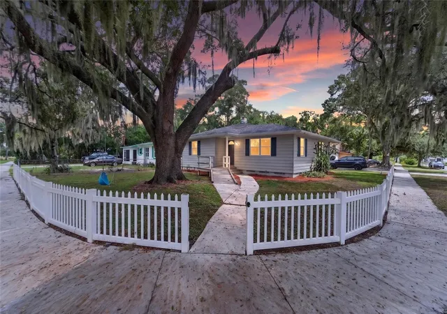 Single family home for sale at 703 Interlachen Pkwy, LAKELAND, FL 33801 | MLS# TB8550486