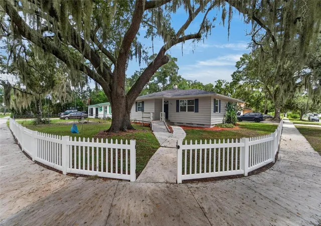 Photo 1 of Single family home for sale at 703 Interlachen Pkwy, Lakeland, FL 33801 | MLS# TB8550486 | Listing updated on 2026-09-25