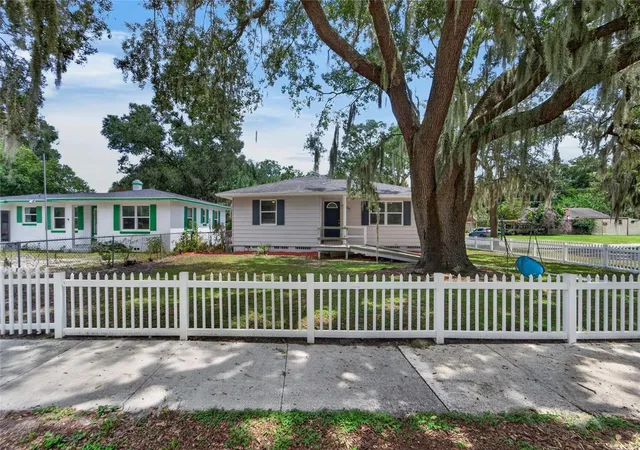 Photo 3 of Single family home for sale at 703 Interlachen Pkwy, Lakeland, FL 33801 | MLS# TB8550486 | Listing updated on 2026-09-25