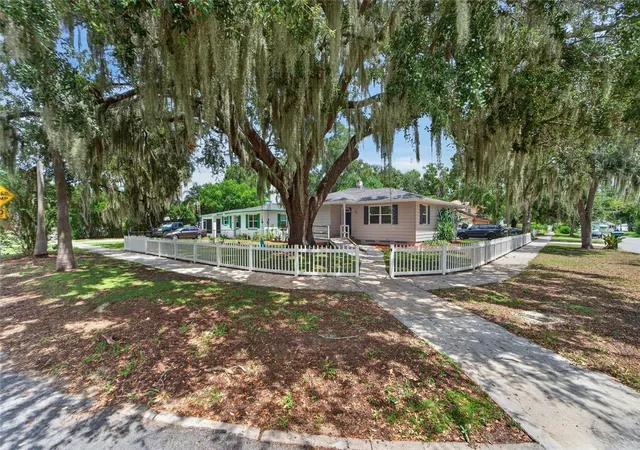 Photo 4 of Single family home for sale at 703 Interlachen Pkwy, Lakeland, FL 33801 | MLS# TB8550486 | Listing updated on 2026-09-25