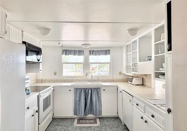 Photo 2 of Manufactured home for sale at 603 S Green Cir, Venice, FL 34285 | MLS# N6145849 | Listing updated on 2026-09-27