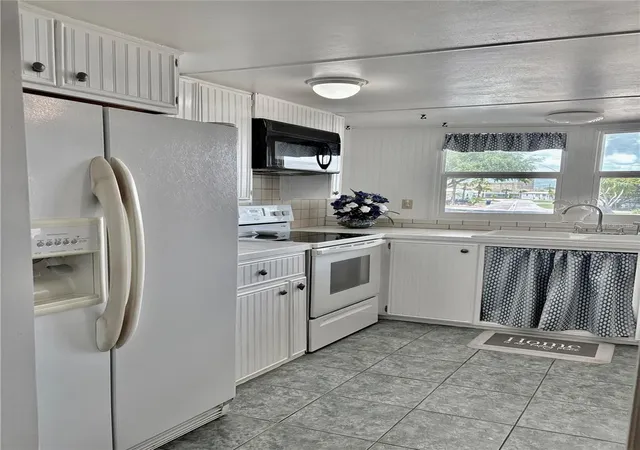 Photo 4 of Manufactured home for sale at 603 S Green Cir, Venice, FL 34285 | MLS# N6145849 | Listing updated on 2026-09-27