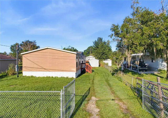 Photo 3 of Manufactured home for sale at 1123 S Terry Ave, Lakeland, FL 33815 | MLS# S5157969 | Listing updated on 2026-09-21