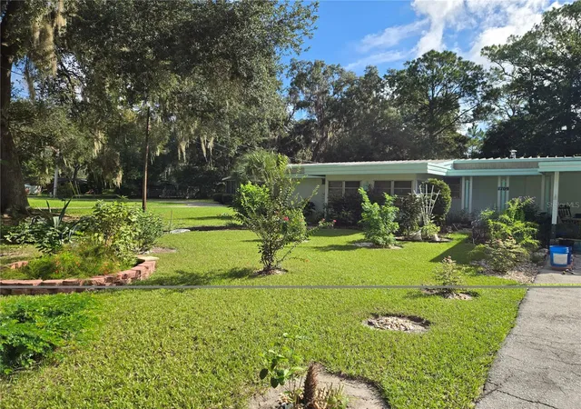 Photo 3 of Manufactured home for sale at 1709 SE 169th Terrace Rd, Silver Springs, FL 34488 | MLS# OM732612 | Listing updated on 2026-09-23