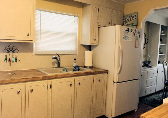 Photo 2 of Sale Pending at 52 Royal Palm Cir, Largo, FL 33778 | MLS# TB8550522 | Listing updated on 2026-09-27
