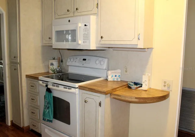 Photo 3 of Sale Pending at 52 Royal Palm Cir, Largo, FL 33778 | MLS# TB8550522 | Listing updated on 2026-09-27