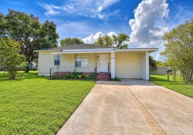 Photo 1 of Single family home for sale at 201 Lake Dale Dr, Auburndale, FL 33823 | MLS# L4965205 | Listing updated on 2026-10-05
