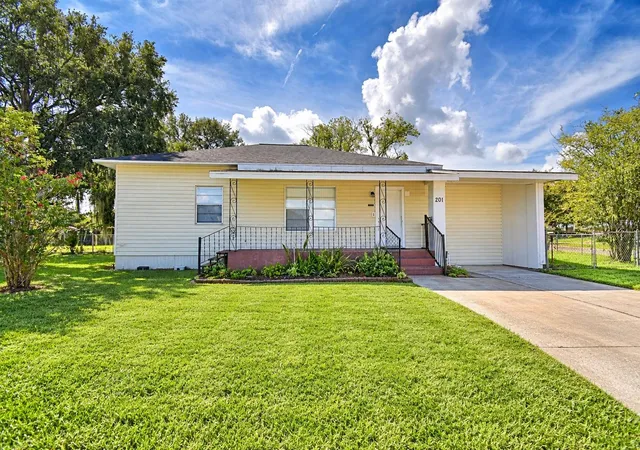 Photo 2 of Single family home for sale at 201 Lake Dale Dr, Auburndale, FL 33823 | MLS# L4965205 | Listing updated on 2026-10-05