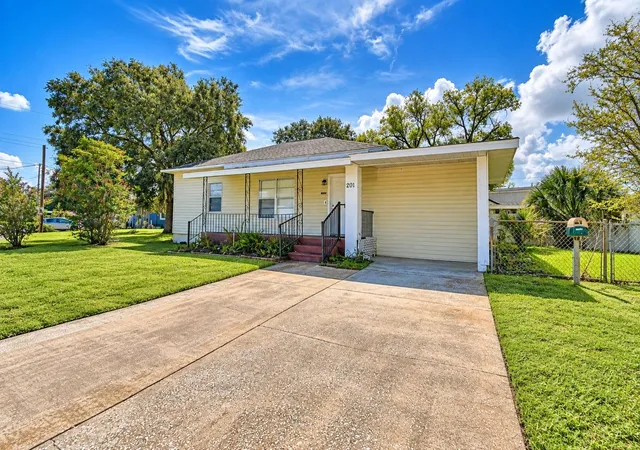 Photo 3 of Single family home for sale at 201 Lake Dale Dr, Auburndale, FL 33823 | MLS# L4965205 | Listing updated on 2026-10-05