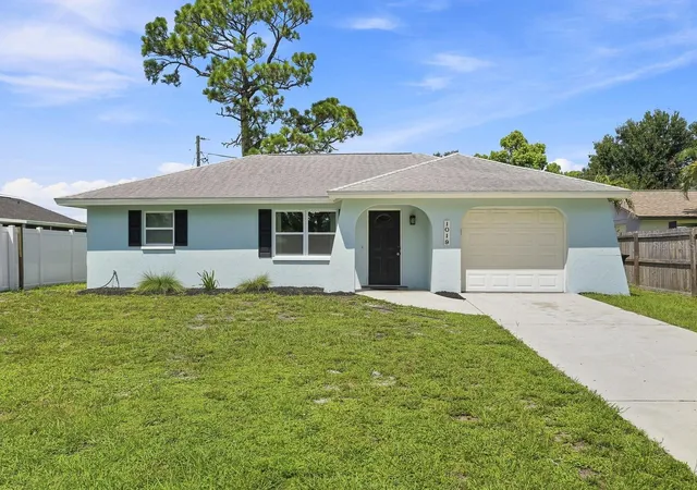 Photo 2 of Single family home for sale at 1019 Hope St, Venice, FL 34285 | MLS# A4706796 | Listing updated on 2026-09-21