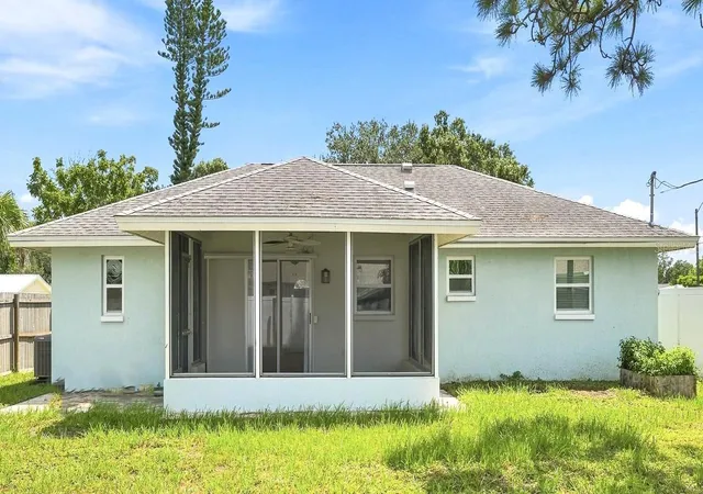 Photo 3 of Single family home for sale at 1019 Hope St, Venice, FL 34285 | MLS# A4706796 | Listing updated on 2026-09-21