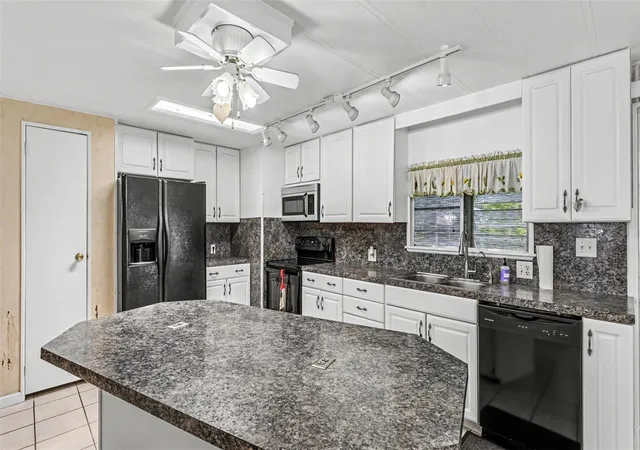 Photo 4 of Manufactured home for sale at 1610 Reynolds Rd #128, Lakeland, FL 33801 | MLS# L4965208 | Listing updated on 2026-09-28
