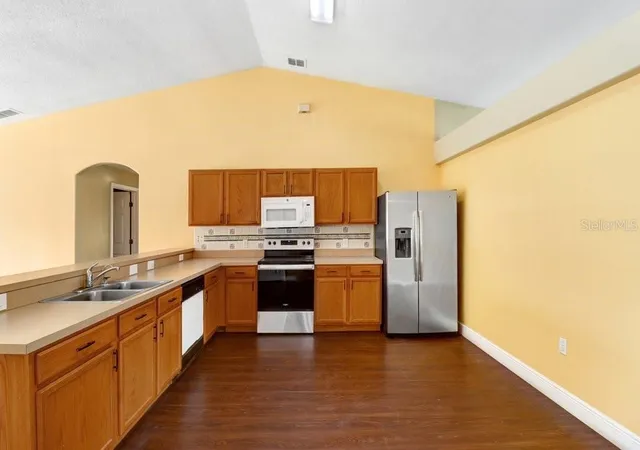 Photo 3 of Single family home for sale at 352 Clermont Dr, Kissimmee, FL 34759 | MLS# L4965210 | Listing updated on 2026-09-21
