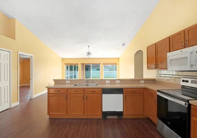 Photo 4 of Single family home for sale at 352 Clermont Dr, Kissimmee, FL 34759 | MLS# L4965210 | Listing updated on 2026-09-21