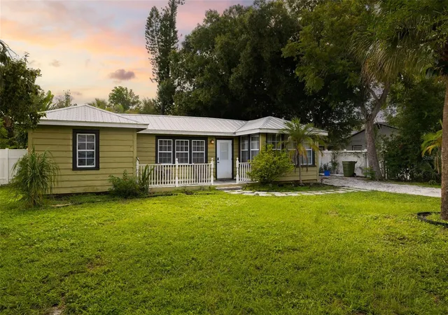 Photo 3 of Single family home for sale at 2316 Gull Ln, Sarasota, FL 34237 | MLS# A4706817 | Listing updated on 2026-09-29