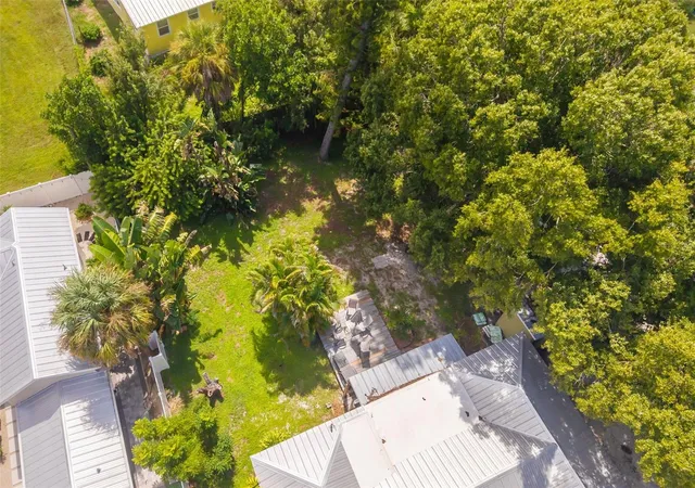 Photo 4 of Single family home for sale at 2316 Gull Ln, Sarasota, FL 34237 | MLS# A4706817 | Listing updated on 2026-09-29