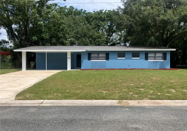 Single family home for sale at 2013 Live Oak Dr, FRUITLAND PARK, FL 34731 | MLS# O6443491