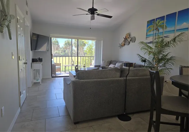 Listing Photo 4 - Condo for sale in building located at 927 Capri Isles Blvd, VENICE, FL 34292 - Unit #10