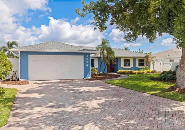 Photo 3 of Single family home for sale at 1894 Tanglewood Dr Ne, Saint Petersburg, FL 33702 | MLS# TB8550636 | Listing updated on 2026-10-21