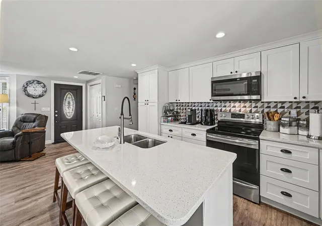 Photo 2 of Single family home for sale at 412 Redwood Rd, Venice, FL 34293 | MLS# A4706837 | Listing updated on 2026-10-12