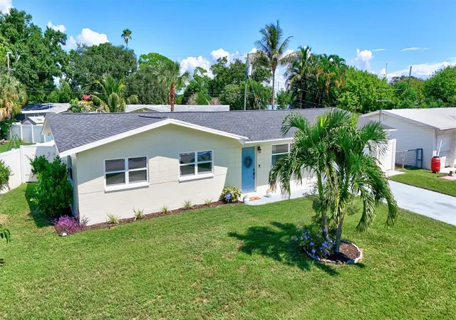 Photo 3 of Single family home for sale at 3672 Searobin Dr Se, Saint Petersburg, FL 33705 | MLS# TB8550654 | Listing updated on 2026-10-20